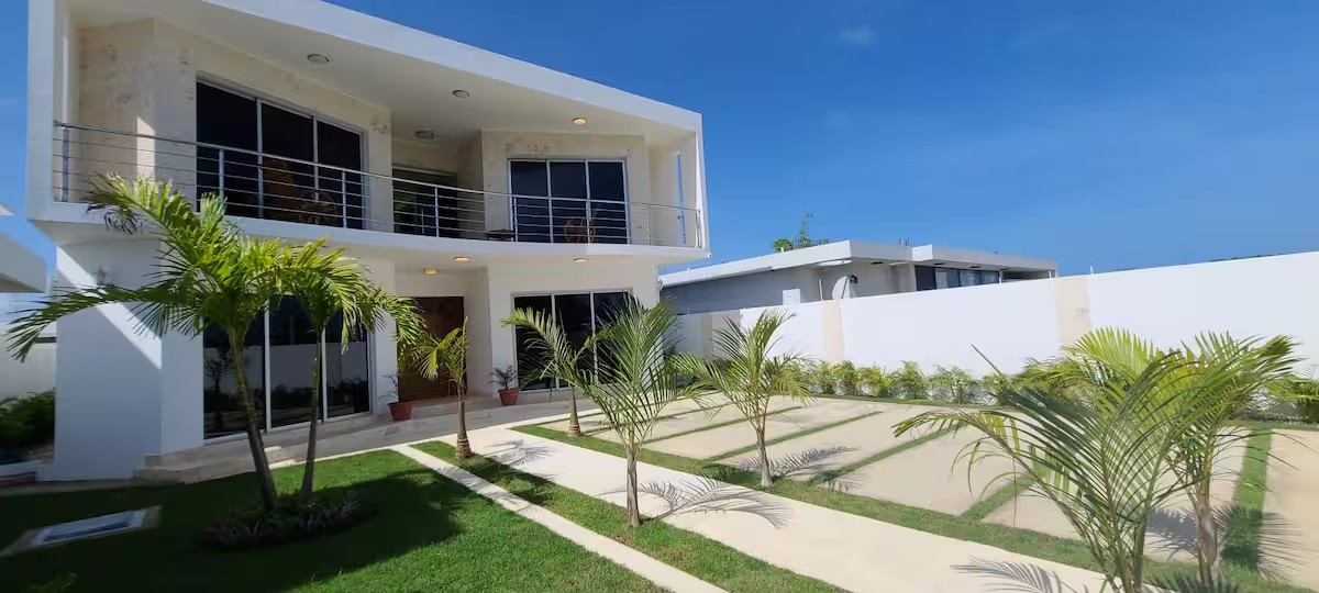 SPACIOUS 10BD WITH LARGE POOL